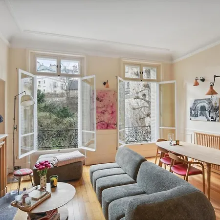 Elegant And Refined Bathed In Sunlight * Paris
