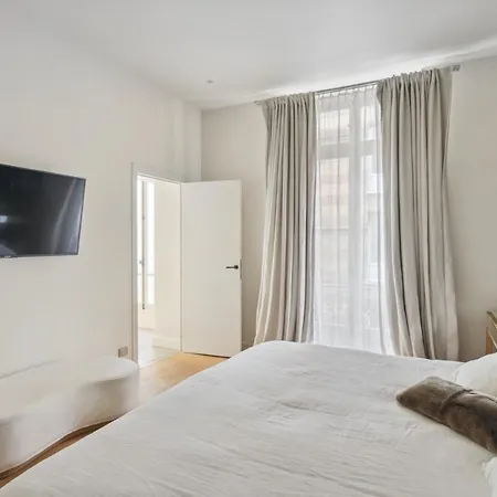 Elegant And Refined Bathed In Sunlight Paris